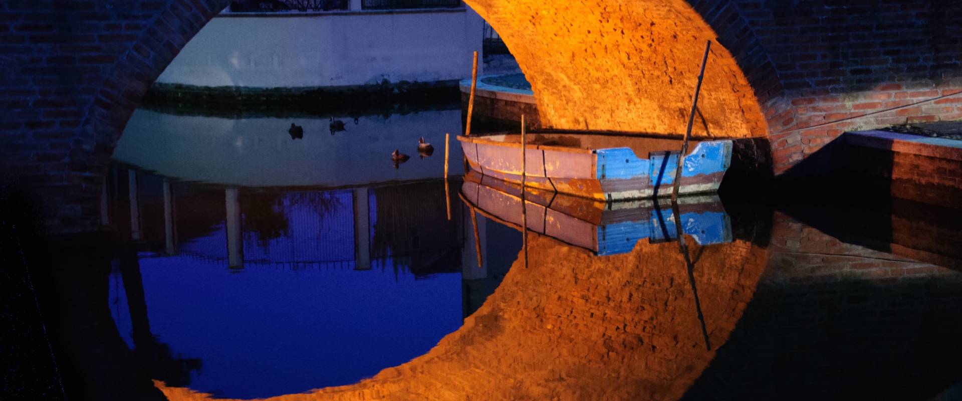 Riflessi sotto il ponte del Carmine nell'ora blu foto di Vanni Lazzari